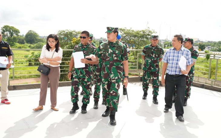 Panglima TNI Laksamana TNI Yudo Margono S.E., M.M saat meninjau lokasi pemancangan pondasi pembangunan rumah susun (Rusun) TNI, bertempat di Komplek Pati Jatikarya Cibubur, Jakarta Timur, Senin (10/4/2023). 
