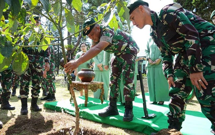 Panglima Kostrad (Pangkostrad) Mayjen TNI Muhammad Saleh Mustafa melakukan kunjungan kerja ke Markas Batalyon Infanteri (Yonif) 303 Kostrad, Cikajang, Garut, Jawa Barat, Senin (11/12/2022)