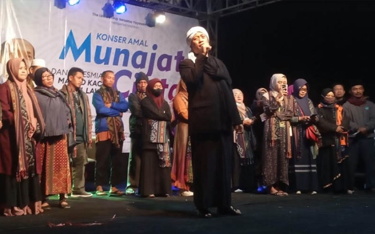 Konser Amal Munajat Cinta bersama Opick Tombo Ati, di kawasan obyek wisata Kemuning Sky Hills, Ngargoyoso, Karanganyar.