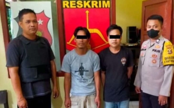 Tersangka (tengah) saat diamankan