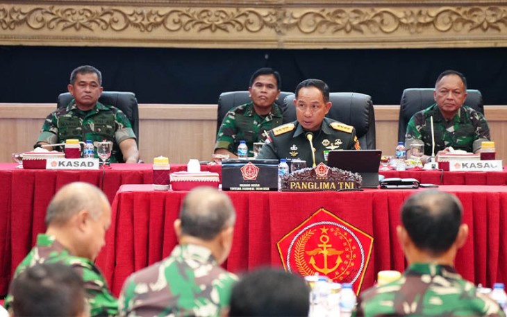 Jenderal TNI Agus Subiyanto, S.E., M.M., S.C.F.A saat menyampaikan entry briefing kepada jajarannya di Aula Gatot Soebroto Mabes TNI, Cilangkap, Jakarta Timur, Jumat (1/12).