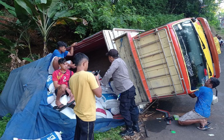 Kondisi truk AE 9308 UJ bermuatan 9,5 ton jagung terguling setelah gagal melewati jalan tanjakan di wilayah Dusun Salam, Desa Ngunut, Jumantono, Karanganyar, Sabtu (11/3/2023). Foto : Istimewa