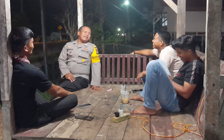 Bhabinkamtibmas Polsek Peudawa Polres Aceh Timur saat Berikan Himbauan Kepada Para Remaja