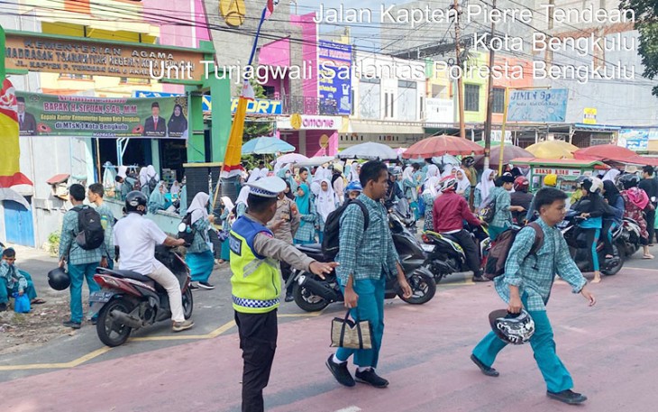 Satlantas Polresta Bengkulu Sebrangkan Siswa Saat Gatur Lalin