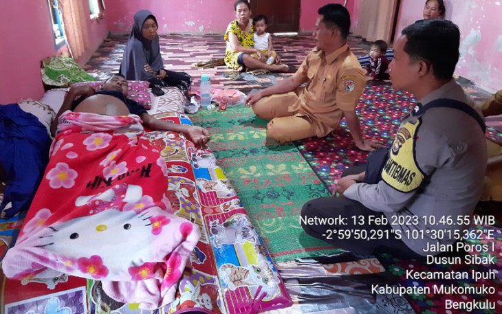 Bhabinkamtibmas Polsek Mukomuko saat Jenguk Warganya