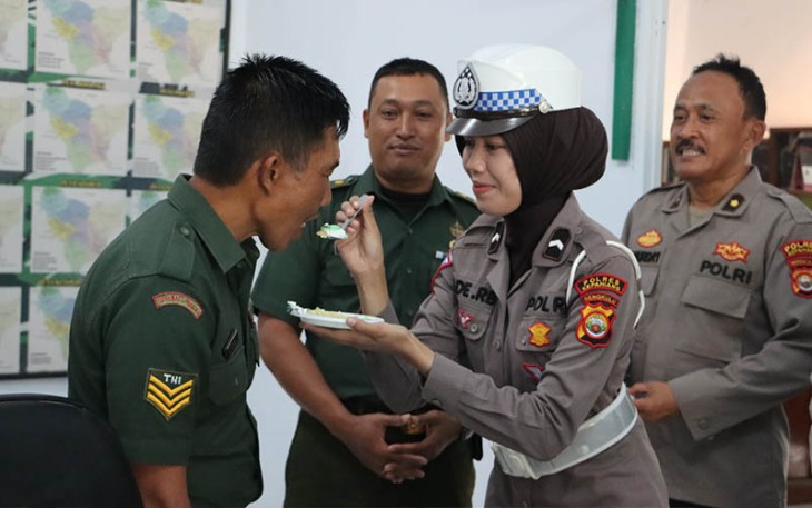 Anggota koramil 409-04 Kepahiang saat disuapi kue kejutan HUT ke-78 TNI dari Polres.