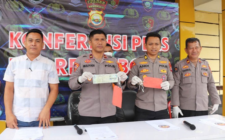 Kapolres Lebong AKBP Awilzan melalui Wakapolres Kompol Muliyadi, didampingi Kabag Ops AKP Andi Bustanil didampingi Kasi Humas Iptu Fahrul Afandi saat press release di Mapolres, Rabu (5/7/2023)