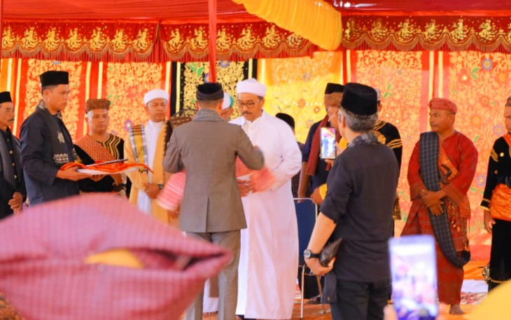  prosesi adat Naiak Gadang Gala Sako Kari Ibarahim, Pucuak Syarak Nagari Nagari Tanjuang Baringin, di Rumah Gadang Sako Kari Ibrahim, Kampuang Sumua, Lubuak Sikapiang, Sabtu (22/7). 