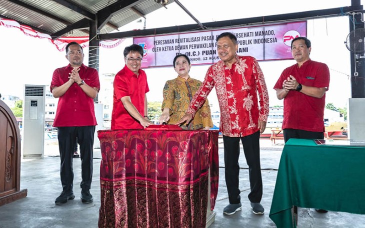 Ketua DPR RI Puan Maharani saat meresmikan revitalisasi Pasar Jengki Bersihati, dalam kunjungan kerja (Kunker) ke Manado, Sulawesi Utara.