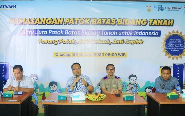 Pj. Sekretaris Daerah Waston Simbolon mendukung pencanangan Gerakan Masyarakat Pemasangan Tanda Batas (GEMAPATAS) 1 Juta Patok Batas Bidang Tanah se-Indonesia oleh Kementerian Agraria dan Tata Ruang/Badan Pertanahan Nasional (ATR/BPN) yang berlangsung secara online yang dilaksanakan di Kantor Desa Saitnihuta Kecamatan Pangururan, Jum'at (3/1). 