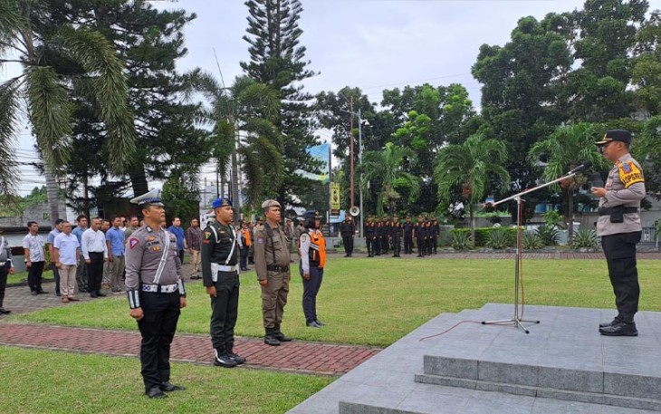 Kapolres Bitung saat memimpin apel gelar pasukan operasi keselamatan Samrat tahun 2023