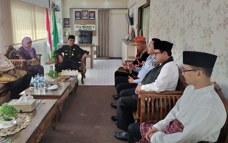  Bupati Limapuluh Kota Safaruddin menggelar Rapat Terbatas di MTs N 3 Limapuluh Kota.