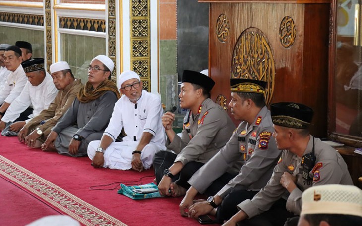 Kapolres Pasaman Barat AKBP Agung Basuki yang didampingi oleh Kabag SDM AKP Feri Arjoni, Kasat Polair AKP Adri Mardoan, Kapolsek Lembah Melintang AKP Zulfikar serta personel Bhabikamtibmas Nagari Sungai Aur Aipda Rahmat Suandi melakukan dialog dan diskusi dengan para tokoh agama.