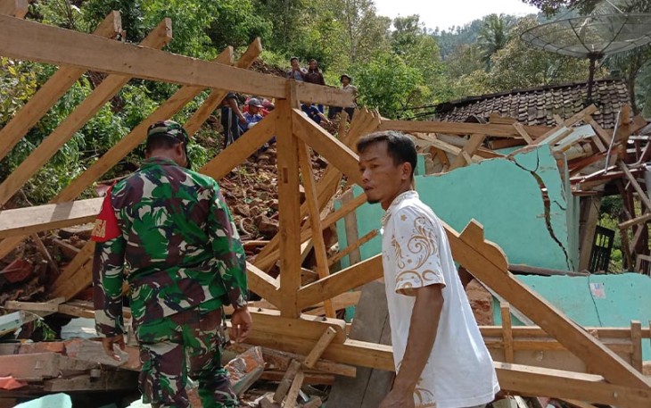 Babinsa Koramil 0801/07 Ngadirojo saat Gotong Royong Bantu Warga.