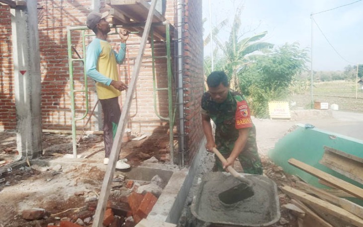 ertu Boyono, anggota Koramil Tipe B 0802/16 Jetis, Kodim 0802/Ponorogo saat Kerja Bakti Bangun Mushala.