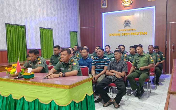 Kodim 0801/Pacitan saat ikuti Acara Malam Penghargaan Kasad Kampung Pancasila melalui Vidcom