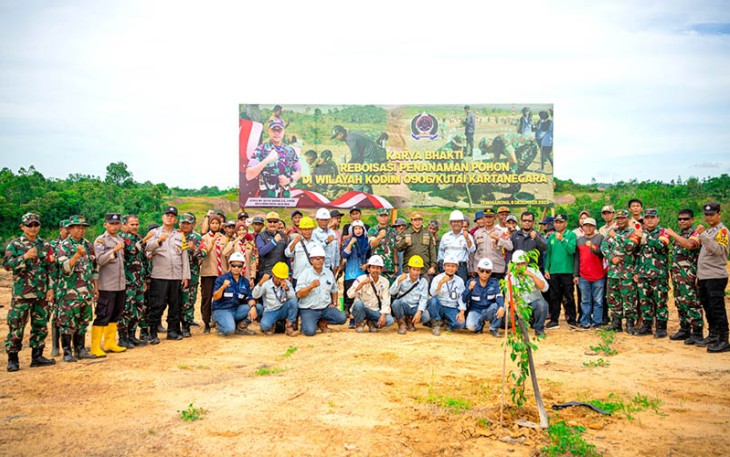 Kodim 0906/Kutai Kartanegara Tanam Ratusan Pohon