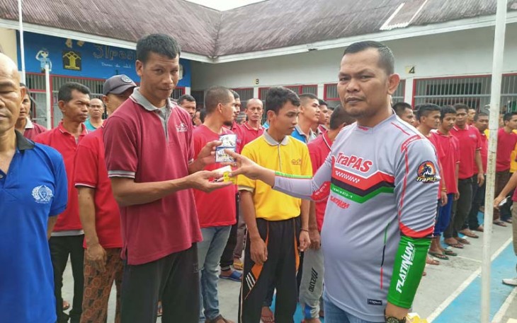 Kepala Lapas Suliki Kamesworo, membagikan peralatan mandi kepada warga binaan.