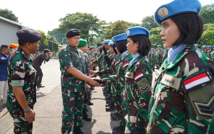  Panglima TNI Laksamana TNI Yudo Margono pada upacara militer pemberangkatan Satgas TNI Konga UNIFIL TA. 2023, di Apron Pandawa Lanud Halim Perdana Kusuma, Jakarta Timur, Senin (6/3/2023).