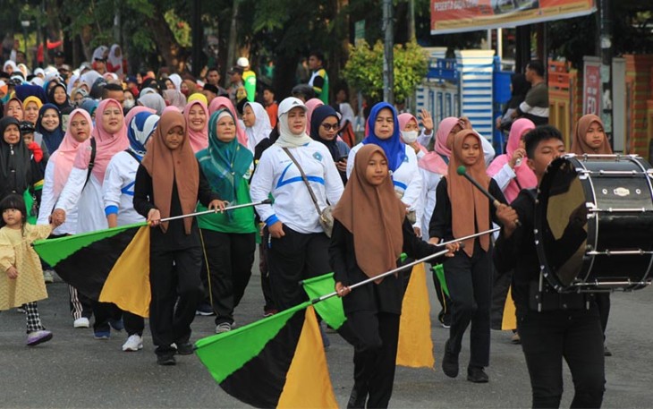 Peserta gerak jalan kerukunan yang dilepas asisten 1 setdakab Labuhanbatu