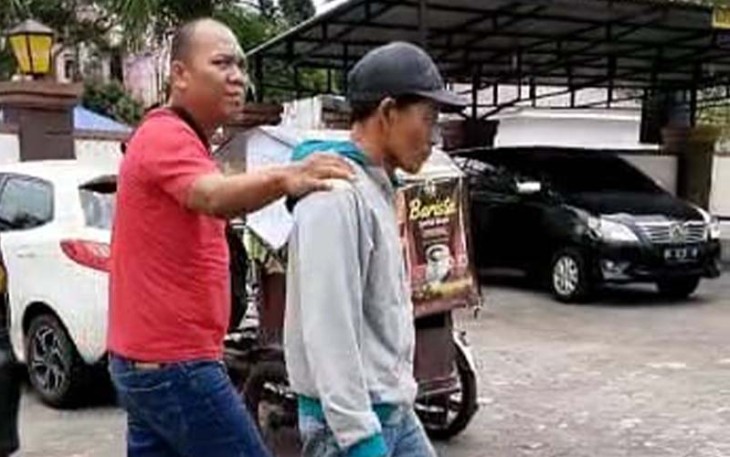 Jukir (kenakan baju putih) saat diamankan polisi