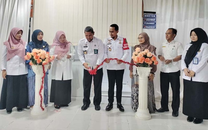 Ditandai dengan pemotongan pita, Kadivpas Kemenkumham Sumatra Barat, Ali Syeh Bana meresmikan klinik pratama Lapas Suliki.