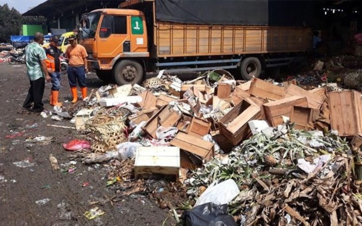 Sampah sayur dan buah mengotori Pasar Kramat Jati. (Foto: Dok. Dinas Lingkungan Hidup Pemprov DKI Jakarta)