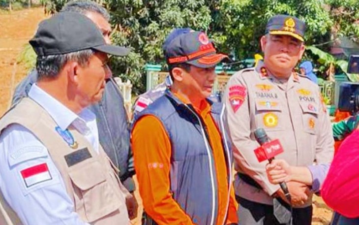 Gubernur Kepri H. Ansar Ahmad,  kepala BNPB RI Letjen TNI Suharyanto, Deputi Bidang Penanganan Darurat BNPB RI Mayjen TNI Fajar Setyawan, Danrem 033 Wira Pratama Brigjen TNI Yudi Yulistyanto dan Kapolda Kepri Irjen Pol.Drs. Tabana Bangun saat sampai di lokasi bencana tanah longsor Pulau Serasan, sekitar jam 12.00 WIB, Rabu (8/3). 