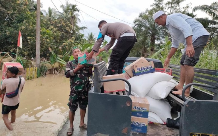 Polsek Julok saat Antar Bantuan Kepada Warga Korban Banjir