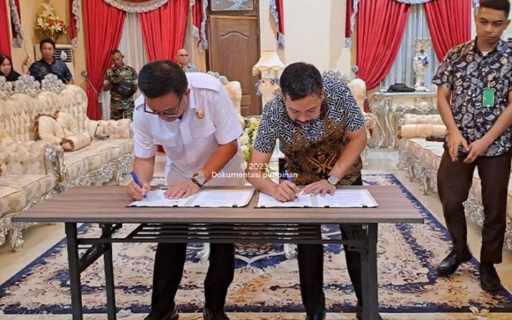 Walikota Bitung dan Kejari Bitung saat melakukan penandatanganan MOU