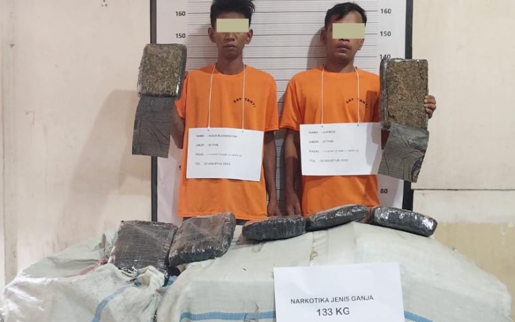 Dua orang kurir narkoba jenis ganja ditangkap petugas Satuan Narkoba Polrestabes Medan, Minggu (3/9/2023).