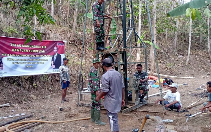 Pembangunan sumur bor yang berlokasi di Jaten, Desa Donorojo, Kec. Donorojo, Kab. Pacitan yang ditargetkan dengan kedalaman 60 meter, hingga saat ini progresnya terus mengalami peningkatan dan sudah mencapai 20%, Sabtu (18/11/2023). 