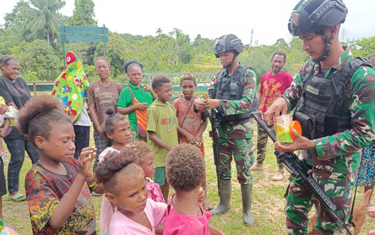 Satgas Yonif 310/KK saat Bagikan Keceriaan Pada Anak-Anak di Gereja St. Yohannes