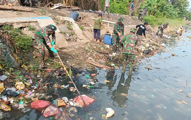 Koramil 0602-06/Kramatwatu Gelar Karbak Pembersihan Saluran Irigasi