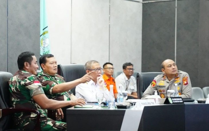 Panglima TNI Laksamana TNI Yudo Margono, S.E., M.M. saat memimpin Rapat Koordinasi Penanggulangan Kebakaran Hutan dan Lahan (Karhutla) di Provinsi Kalimantan Barat Tahun 2023 bersama Gubernur Kalbar  H. Sutarmadji, S.H., M.Hum., bertempat di Kantor Gubernur Kalbar, Rabu (23/8/2023).