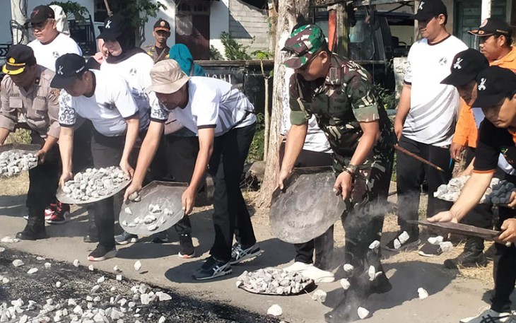 Dandim Madiun Letkol Inf Meina Helmi saat menghadiri kegiatan Bakti Sosial Terpadu (BST) 