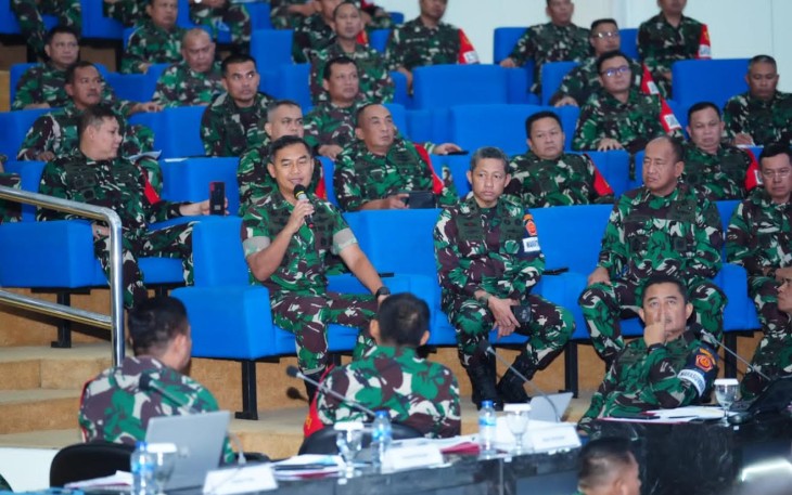 Kasum TNI  Letnan Jenderal (Letjen) TNI  Bambang Ismawan, S.E., M.M. saat menyaksikan langsung  kegiatan  Tactical Floor Game  (TFG) yang dilaksanakan oleh Kogabwilhan I bertempat di Sekolah Staf Komando Angkatan Laut (Seskoal), Cipulir, Kebayoran Lama Jakarta Selatan pada Senin (24/7/2023).