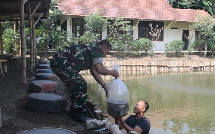 Penebaran Benih Ikan Nila di Gado-Gado Bosbow