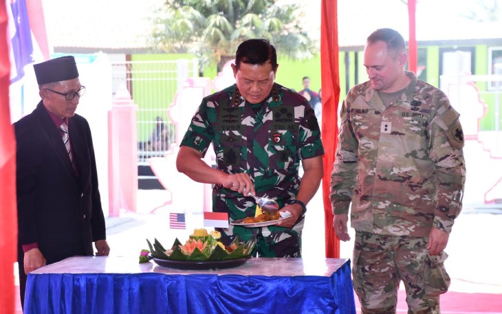 Panglima TNI Laksamana TNI Yudo Margono, S.E., M.M., saat potong tumpeng pada acara pemotongan pita renovasi SD Negeri 2 Sumberejo, Banyuputih Situbondo Jawa Timur, Minggu (10/9/2023).