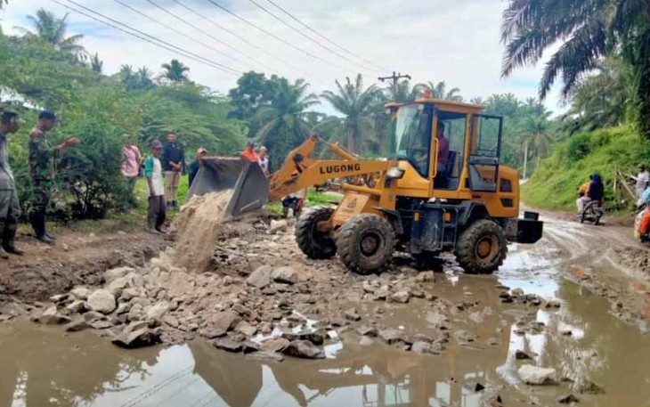 Kodim 0204/DS Gandeng Swasta saat Benahi Kerusakan Jalan Provinsi Bangun Purba-Gunung Meriah