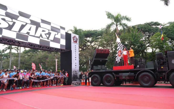 Panglima TNI Laksamana TNI Yudo Margono, S.E., M.M., saat melepas lari 21 Km, di atas kendaraan RM 70 Grad (Roket Marinir) dalam rangkaian kegiatan memeriahkan HUT ke 78 TNI di Monas, Jakarta Pusat. Minggu (24/9/2023).