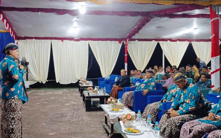 Dandim 1710/Mimika Nonton Bareng Pagelaran Wayang Kulit Meriahkan HUT Ke-78 TNI
