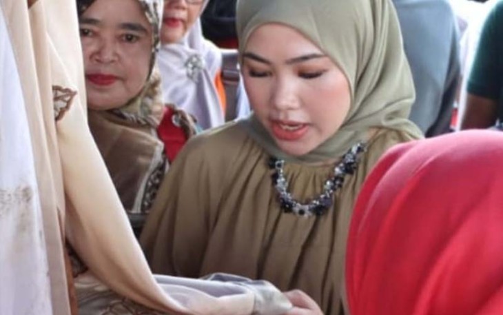 Ketua TP PKK Bintan Hafizha Rahmadhani melihat langsung hasil Batik Daun yang dipamerkan, Sabtu (26/08). 