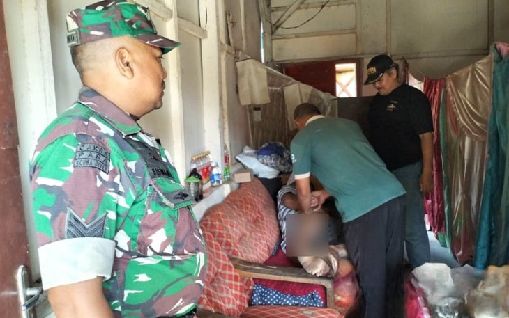 Babinsa Karangsoko Dampingi Penyuntikan dan Pemangkasan Rambut untuk ODGJ