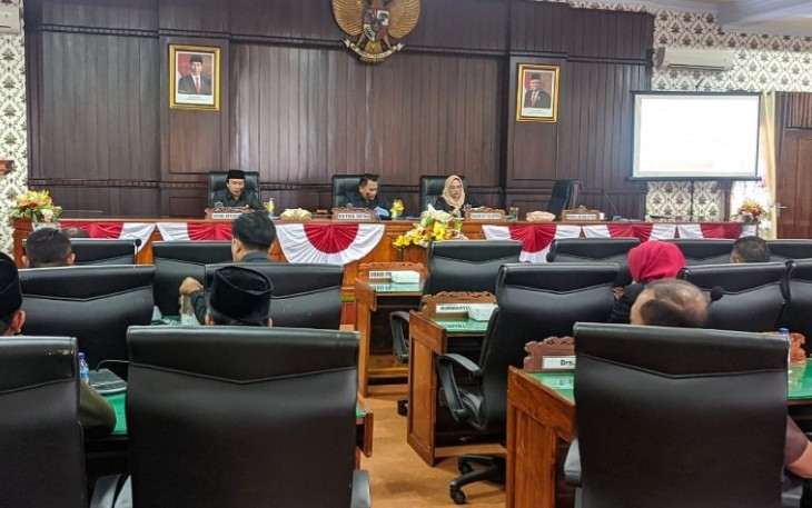 Situasi Sidang Paripurna internal DPRD Kabupaten Trenggalek, membahas pokok - pokok pikiran DPRD Trenggalek, sebagai rancangan awal APBD Kabupaten Trenggalek Tahun 2024, di Gedung Graha Paripurna DPRD Kabupaten Trenggalek, Senin (6/3/2023) (Foto Hardi Rangga klikwarta.com).