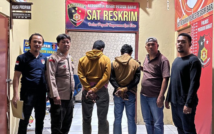 Tersangka (diborgol) saat diamankan