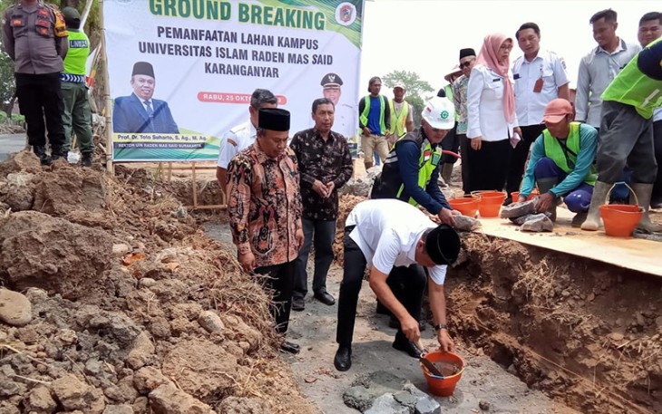 Peletakan batu pertama pembangunan kampus baru UIN Raden Mas Said di wilayah Lalung, Karanganyar oleh Bupati Juliyatmono, Rabu (25/10/2023).