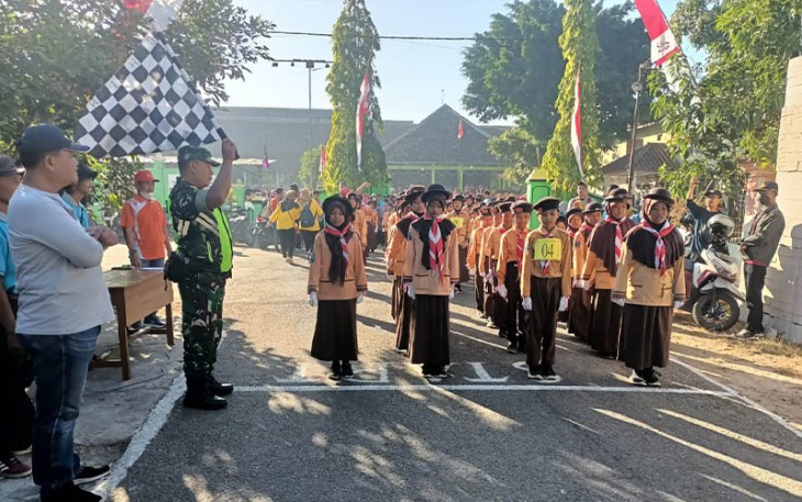 Pelajar se-Kecamatan Dagangan saat Ikut Gerak Jalan Peringati HUT RI ke-78