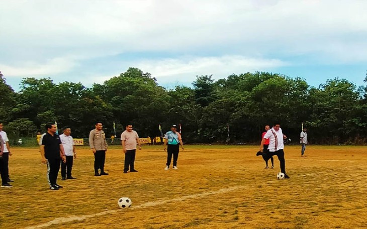 Bupati Bintan Roby Kurniawan saat tendang bola tanda dibukanya turnament