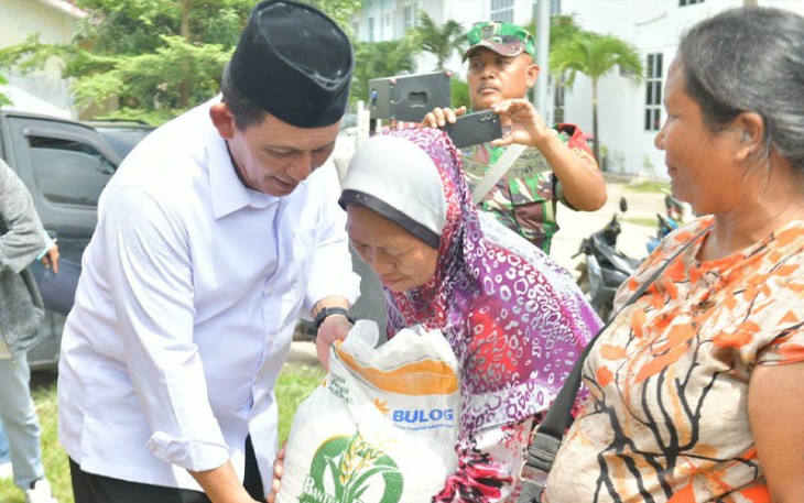 Gubernur Kepri H.Ansar Ahmad saat serahkan Bantuan Beras ke  Warga Kelurahan Tanjung Uma Batam.